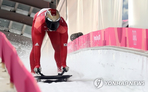 16일 강원도 평창군 슬라이딩센터에서 열린 남자 스켈레톤 3차 경기에서 대한민국 남자 스켈레톤 대표 윤성빈이 결승선에 도착하고 있다. <연합뉴스>